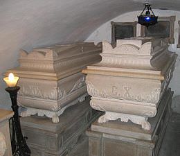 Tombe di Carlo X e di suo figlio Luigi al Monastero di Castagnevizza nella città slovena di Nova Gorica Tombe di Carlo X e di suo figlio Luigi al Monastero di Castagnevizza nella città slovena di Nova Gorica 